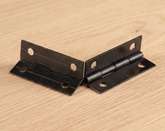 Bisagras negras mate: herrajes elegantes para tableros de ajedrez y joyeros de 30 x 18 mm.