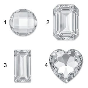Pode incluir: Quatro pedras preciosas transparentes e facetadas numeradas de um a quatro. O item um é redondo, o item dois é um retângulo grande de corte esmeralda, o item três é um retângulo baguette fino e o item quatro é uma pedra em forma de coração.