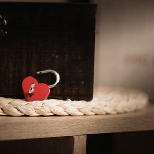 Red Heart Shaped Padlock with Key, Metal Padlock for Bags and Luggage, Stylish Mini Lock for Purses and Decorative Boxes, Heart Love Lock
