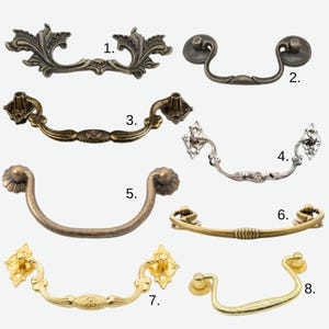 Può includere: Collezione di otto pomelli per cassetti in stile antico in vari design e finiture. Include stili ornati, curvi e semplici in tonalità bronzo, argento e oro. Perfetto per il restauro di mobili o progetti fai-da-te.