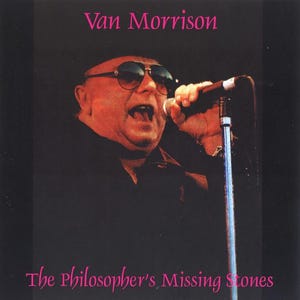 Puede incluir: Portada del álbum "The Philosopher's Missing Stones" de Van Morrison. La imagen muestra a Van Morrison cantando en un micrófono. El título del álbum y el nombre del artista están en texto rosa sobre un fondo negro.