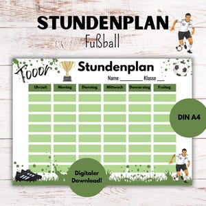 Puede incluir: Una plantilla de horario imprimible con temática de fútbol con un esquema de color verde y blanco. La plantilla incluye un título que dice "Stundenplan" y "Fußball" y tiene espacio para un nombre, una clase y franjas horarias para cada día de la semana. La plantilla también incluye un balón de fútbol, un trofeo y un jugador de fútbol.