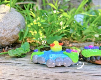 Piedra quitapenas con forma de patito gracioso / Escultura de arcilla polimérica / Decoración de escritorio original