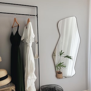 Asymmetrical wall mirror. Model B2