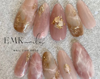 Mauve Marmor Drücken Sie auf die Nägel | Goldfolie & Muschelakzente