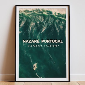 Nazare Wellen Kunstdruck - Surrealer Surf Druck mit Geographischen Koordinaten Ozean Druck Nazaré Fotografie Digitaldrucke