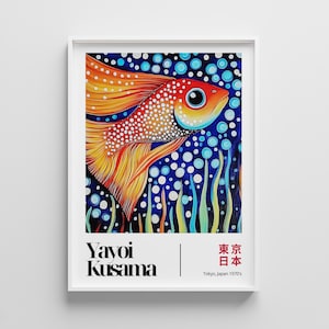 以下が含まれることがあります： カラフルな魚のイラストが描かれた、額入りのアートプリント。魚はオレンジと黄色で白い水玉模様で、泡と水生植物のある青い背景に配置されています。「Yayoi Kusama」の文字と日本語のテキストが含まれています。