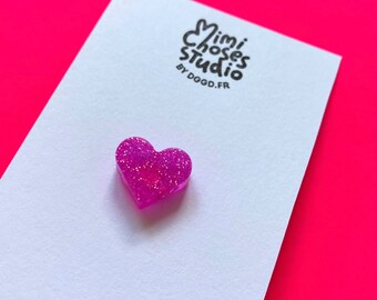 Pequeño pin de corazón con purpurina rosa