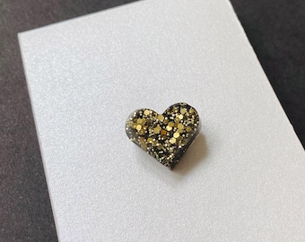 Pin de corazón pequeño, dorado y con purpurina negra
