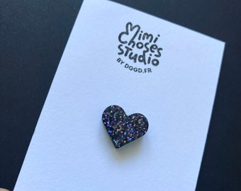 Pequeño pin holográfico con forma de corazón y purpurina negra