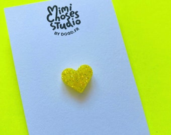 Pin de corazón pequeño con purpurina amarilla neón