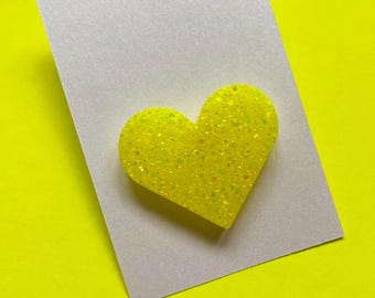 Pin de corazón grande con purpurina amarilla neón