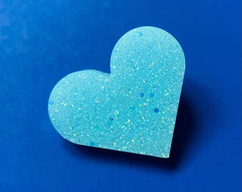 Pin de corazón grande con purpurina azul neón