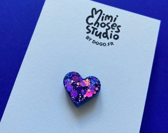 Pequeño pin de corazón con purpurina azul y violeta