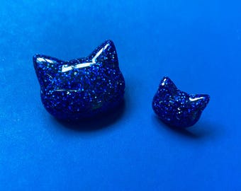 Pin holográfico de gato con purpurina azul medianoche