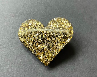 Pin de corazón grande con purpurina dorada y negra