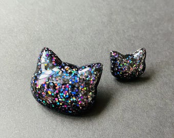 Pin holográfico de gato con purpurina negra