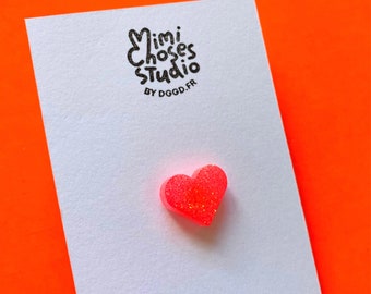Pequeño pin de corazón con purpurina en color rojo coral neón