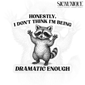 Pegatina "No creo que sea lo suficientemente dramático", divertidas pegatinas de vinilo troqueladas impermeables con humor sarcástico de mapache para portátil y Kindle.