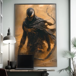 Puede incluir: Una impresión artística enmarcada que presenta una figura oscura con una máscara en blanco y negro y un emblema de araña en el pecho. La obra de arte tiene un estilo texturizado y pictórico con una paleta de colores cálidos, naranja y marrón. La figura se alza sobre un fondo brumoso.