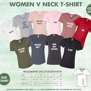 Op de afbeelding: Een maattabel voor dames V-hals T-shirts in verschillende kleuren, waaronder wit, lichtgrijs melange, perzik melange, roze, lila melange, zwart, legergroen, marineblauw melange, donkergrijs melange en rood. De tabel toont de borst- en lengtemaat in inches voor de maten S, M, L, XL en 2XL.