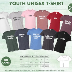 Op de afbeelding: Maattabel voor unisex T-shirts voor kinderen met maten in inches. De tabel toont de borst- en lengtematen voor de maten YS, YM, YL en YXL. De tabel bevat ook een kleurenkaart met 10 verschillende kleuren: wit, lichtgrijs heather, roze, heather mauve, rood, heather maroon, heather forest, heather navy, heather columbia blue, donkergrijs heather en zwart.