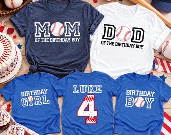 Op de afbeelding: Een collectie van vijf t-shirts met honkbalthema-afbeeldingen. Twee shirts bevatten de tekst MOM OF THE BIRTHDAY BOY en DAD OF THE BIRTHDAY BOY. Drie shirts bevatten de tekst BIRTHDAY GIRL, LUKE 4 en BIRTHDAY BOY.