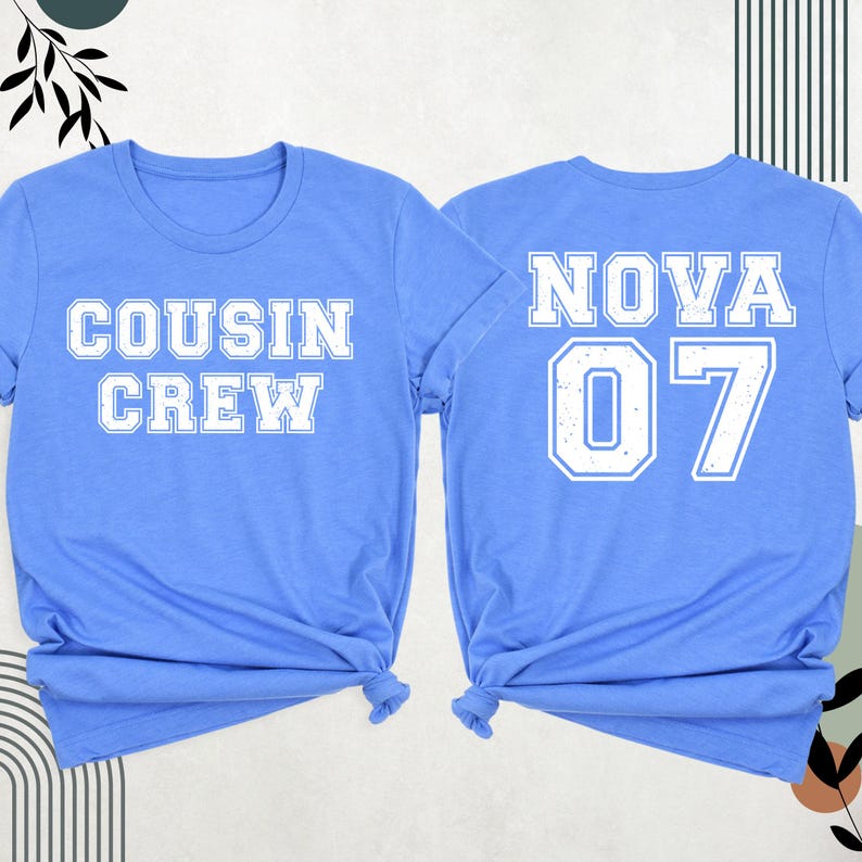 K&ouml;nnte beinhalten: Zwei hellblaue T-Shirts. Auf einem steht "COUSIN CREW" in wei&szlig;en Blockbuchstaben. Auf dem anderen steht "NOVA 07" in wei&szlig;en Blockbuchstaben. Beide Shirts sind unten geknotet.