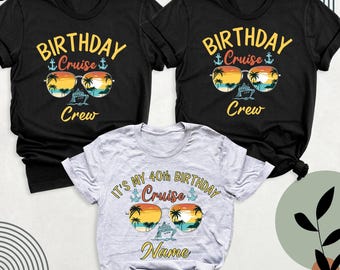 Puede incluir: Dos camisetas negras y una camiseta gris claro con un gráfico de gafas de sol con una escena de playa tropical en los cristales, un crucero, anclas y el texto Birthday Cruise Crew o It's My 40th Birthday Cruise Name.