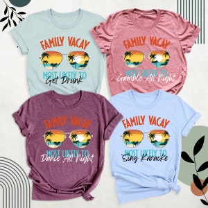Pu&ograve; includere: Quattro magliette di colore azzurro chiaro e marrone con una grafica retr&ograve; di occhiali da sole con palme e un tramonto. Il testo sulle magliette recita "Family Vacay" e "Most Likely To" seguito da un'attivit&agrave; diversa su ogni maglietta: "Get Drunk", "Gamble All Night", "Dance All Night", e "Sing Karaoke".