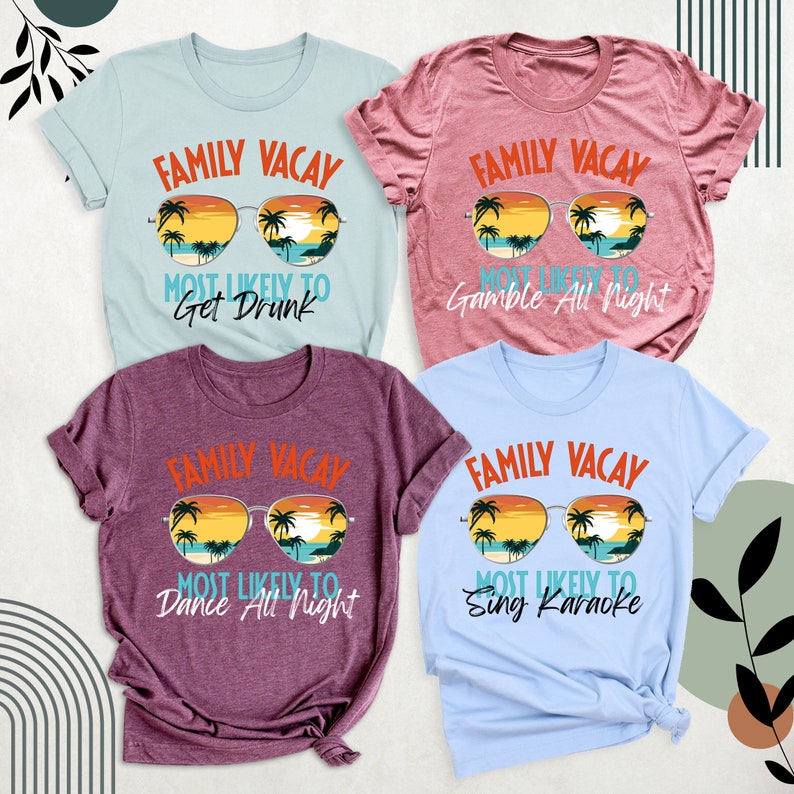 Pu&ograve; includere: Quattro magliette di colore azzurro chiaro e marrone con una grafica retr&ograve; di occhiali da sole con palme e un tramonto. Il testo sulle magliette recita "Family Vacay" e "Most Likely To" seguito da un'attivit&agrave; diversa su ogni maglietta: "Get Drunk", "Gamble All Night", "Dance All Night", e "Sing Karaoke".