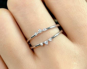 Sierlijke moissaniet ringbeschermer: 14 kt witgouden gebogen trouwring