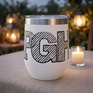 以下が含まれることがあります： シルバーの縁と蓋が付いた白い断熱タンブラー。「PGH」の文字が、前面に大きな黒い斜めストライプの文字で印刷されています。ガラスホルダーに入ったろうそくが近くに置かれています。