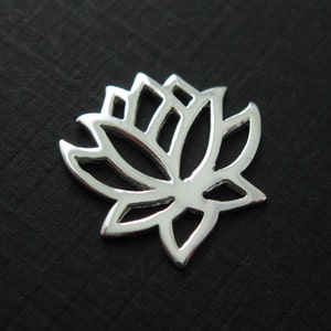 Puede incluir: Encanto de metal plateado en forma de flor de loto. El encanto está recortado, creando un diseño delicado e intrincado.