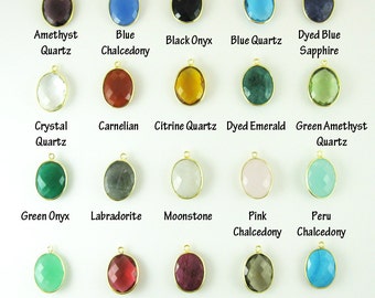 Puede incluir: Surtido de 20 colgantes de piedras preciosas con engastes chapados en oro. Las piedras preciosas son de varios colores, incluyendo amatista, calcedonia azul, ónix negro, cuarzo azul, zafiro azul teñido, cuarzo de cristal, cornalina, cuarzo citrino, esmeralda teñida, cuarzo amatista verde, ónix verde, labradorita, piedra lunar, calcedonia rosa, calcedonia del Perú, calcedonia prehnita, cuarzo rubilita, rubí teñido, cuarzo ahumado y turquesa.