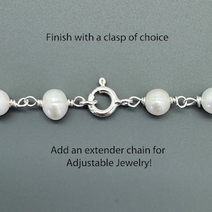 Puede incluir: Primer plano de un collar con perlas blancas y un cierre plateado. Las perlas est&aacute;n ensartadas en un alambre de plata. El texto de la imagen dice: "Acaba con un cierre de tu elecci&oacute;n" y "&iexcl;A&ntilde;ade una cadena extensora para joyas ajustables!"