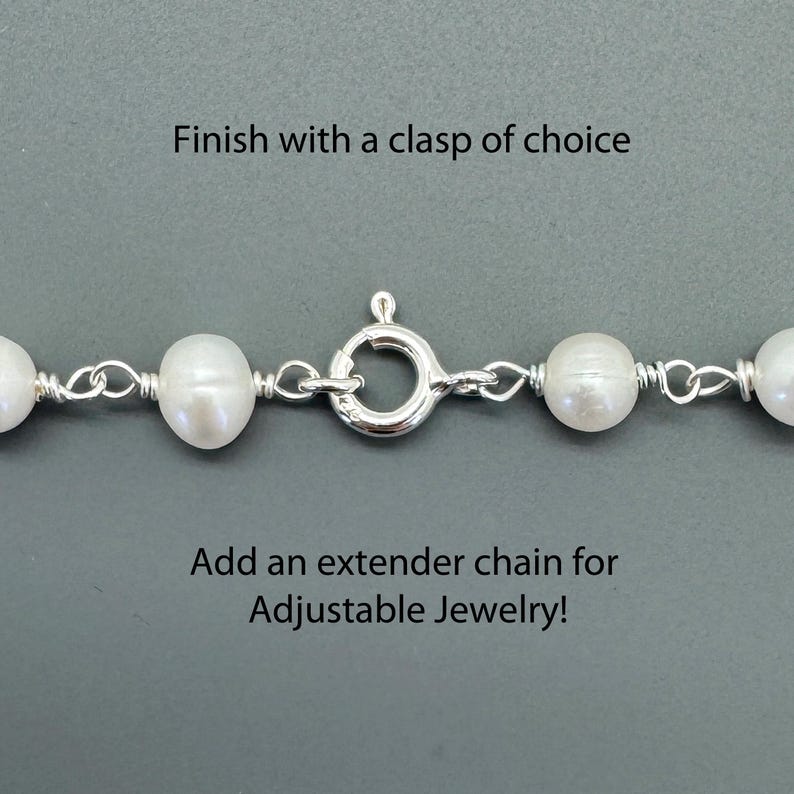 Puede incluir: Primer plano de un collar con perlas blancas y un cierre plateado. Las perlas est&aacute;n ensartadas en un alambre de plata. El texto de la imagen dice: "Acaba con un cierre de tu elecci&oacute;n" y "&iexcl;A&ntilde;ade una cadena extensora para joyas ajustables!"