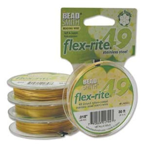 Può includere: Un rotolo di filo per perline color oro, etichettato "Bead Smith Flex-Rite 49 Acciaio inossidabile", con una lunghezza di 30 piedi e un diametro di 0,018 pollici.