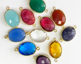 Puede incluir: Surtido de cuentas de piedras preciosas de forma ovalada con detalles metálicos dorados. Las cuentas son de varios colores, incluyendo verde, rojo, azul, morado y transparente.