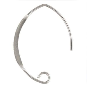 Puede incluir: Gancho para pendientes de plata con un alambre plano y curvo y un pequeño bucle en el extremo.