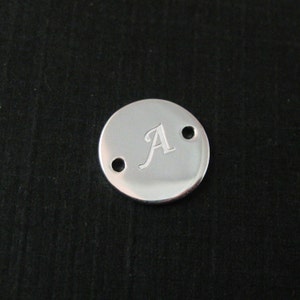 Conectores redondos lisos de plata esterlina con iniciales estampadas de la A a la Z: dijes de conectores de letras, accesorios de joyería permanentes - SKU: 201263