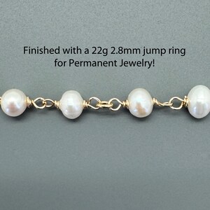 Puede incluir: Primer plano de una cadena de oro con perlas blancas. La cadena est&aacute; conectada con peque&ntilde;os eslabones dorados. El texto de la imagen dice: "&iexcl;Acabado con un anillo de salto de 22 g 2,8 mm para joyer&iacute;a permanente!"