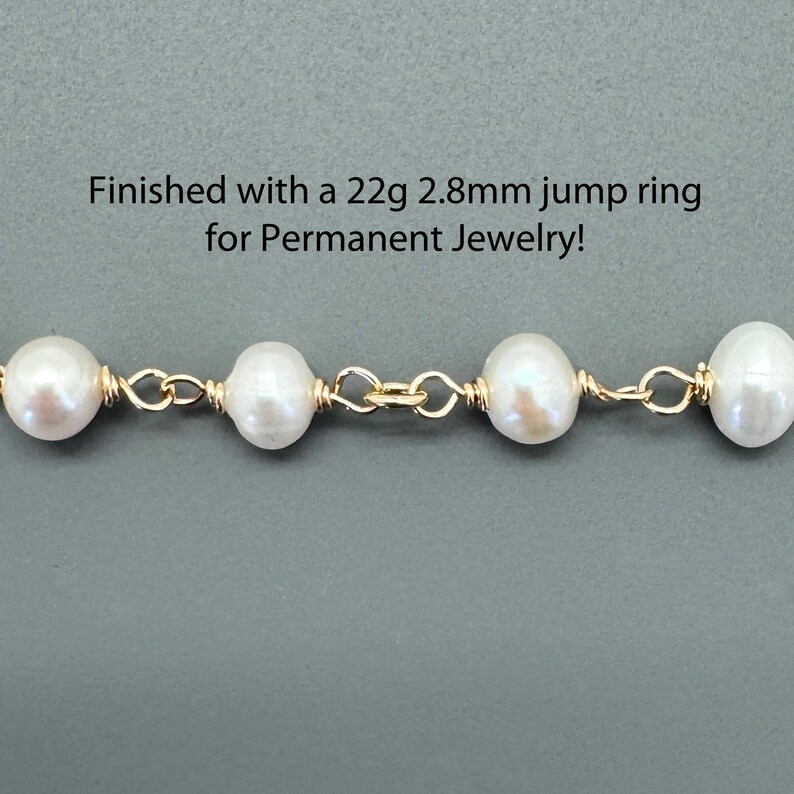 Puede incluir: Primer plano de una cadena de oro con perlas blancas. La cadena est&aacute; conectada con peque&ntilde;os eslabones dorados. El texto de la imagen dice: "&iexcl;Acabado con un anillo de salto de 22 g 2,8 mm para joyer&iacute;a permanente!"