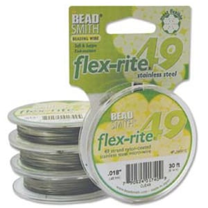 Può includere: Un rotolo di filo micro-filo Bead Smith Flex-Rite in acciaio inossidabile rivestito in nylon a 49 fili in un contenitore di plastica trasparente. Il rotolo è etichettato con il nome del marchio, il nome del prodotto e la dimensione: 0,018" e 30 piedi.
