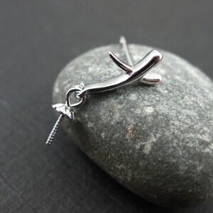 May include: Silver-toned pearl cap with a branch-shaped design. The cap has a screw-on post for attaching to a pearl.