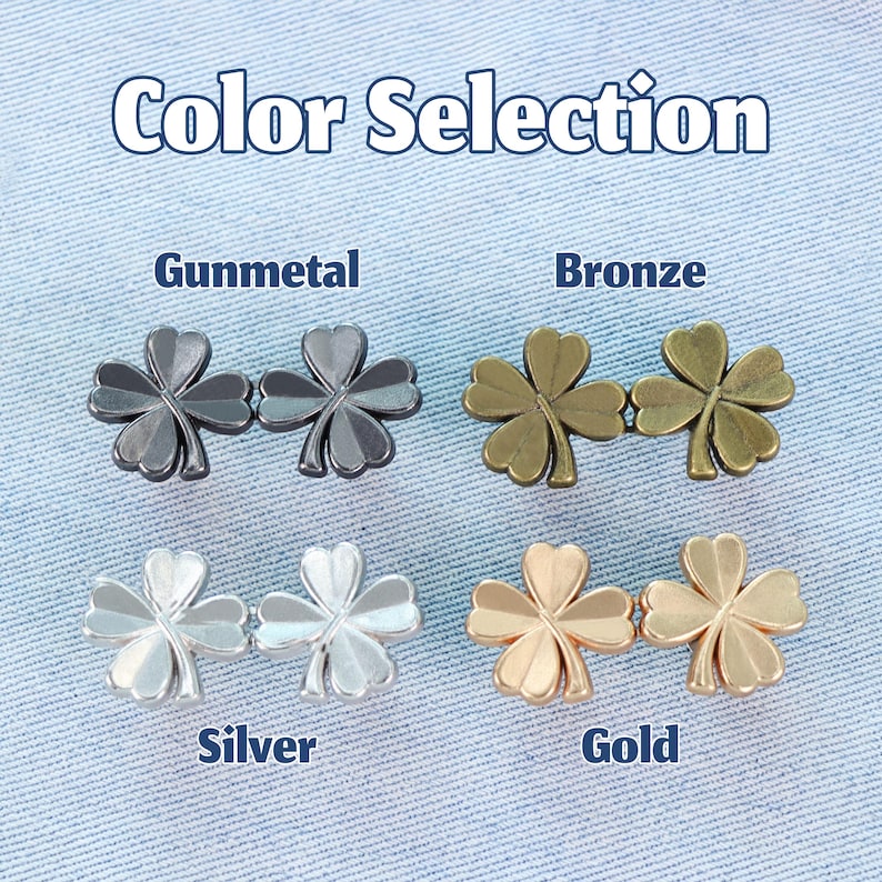 Może przedstawiać: Obraz przedstawia cztery pary metalowych guzik&oacute;w w kształcie koniczyny w kolorze grafitowym, brązowym, srebrnym i złotym. U g&oacute;ry znajduje się napis "Color Selection". Guziki są wyświetlane na jasnoniebieskim tle z dżinsu.