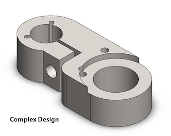 Op de afbeelding: Een lichtgrijs, 3D-geëngineerd mechanisch onderdeel met een complex ontwerp. Het onderdeel heeft twee cirkelvormige openingen, een kleiner cilindrisch gat en een rechthoekige uitsparing. De tekst "Complex Design" is zichtbaar.