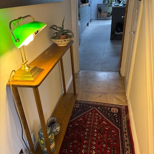 Smalle consoletafel, entree hoge consoletafel, slanke lange gangstandaard, hout, 2 verdiepingen met opbergplank, walnoot, console uit het midden van de eeuw afbeelding 3