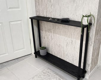 Smalle 8-10" hoge Dresuar-tafel in gang, hoge consoletafel in entree, slanke lange standaard in gang, houten plank met 2 verdiepingen, console uit het midden van de eeuw