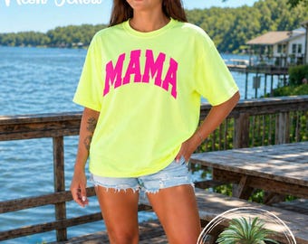 Camiseta Comfort Colors Mama, camiseta con estampado floral neón y carita sonriente, top de verano extragrande para mamás.